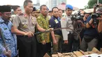 Kapolda Metro Jaya Irjen Moechgiarto bersama Ketua DPRD DKI Jakarta, Prasetyo Edi Marsudi (batik hijau) saat menggelar rilis hasil pengungkapan Operasi Pekat selama 2 pekan, di Polda Metro Jaya, Jakarta, Jumat (3/6). (Liputan6.com/Gempur M Surya)