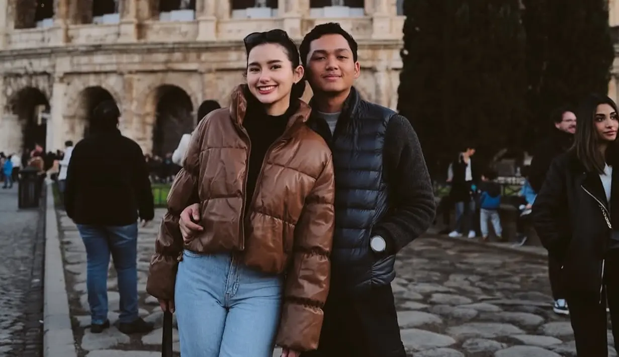 Ini adalah potret romantis Azriel Hermansyah dan Sarah Menzel di Italia. Dikenal sebagai salah satu dari tujuh keajaiban dunia, pasangan ini mengungungi Colosseum, Roma. Dalam momen liburan ini, Azriel Hermansyah tampil simpel memakai winter padding jacket warna hitam, sementara Sarah Menzel kenakan winter padding jacket warna cokelat dipadukan dengan celana jeans. (Liputan6.com/IG/@ssarah_menzel)