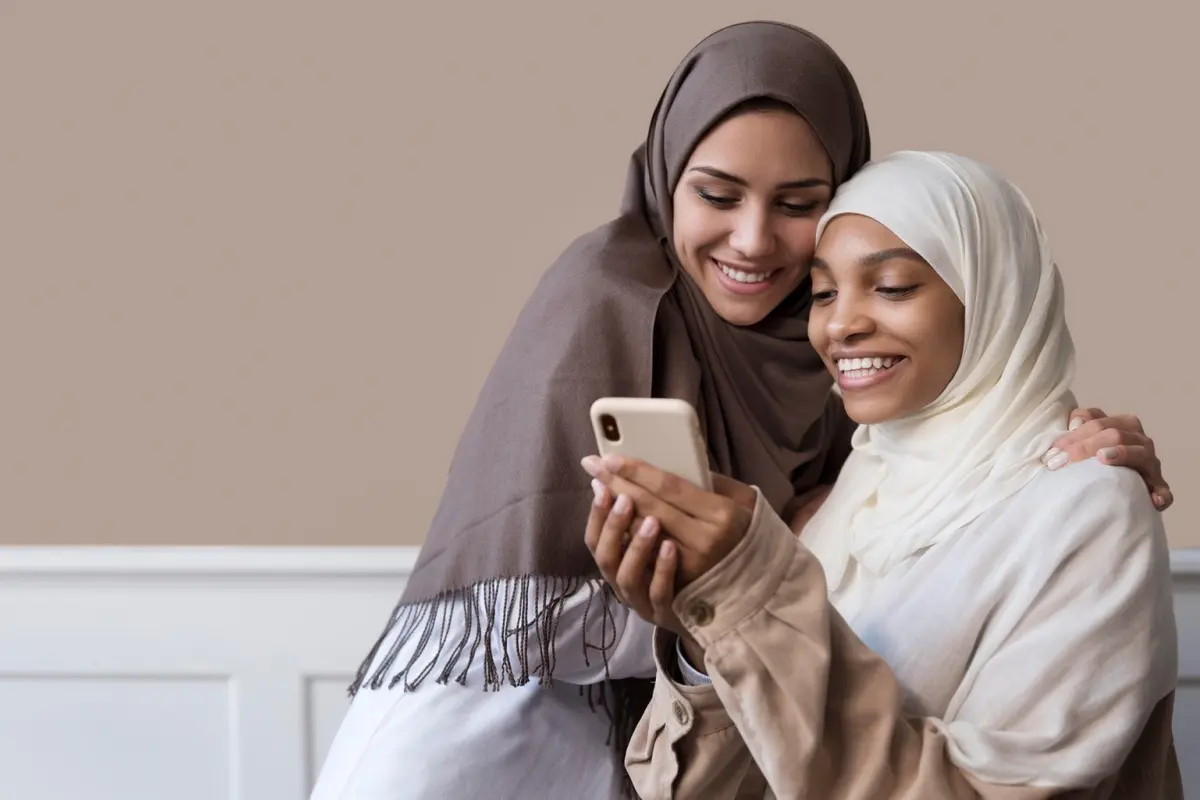 Ilustrasi muslimah, Islami, tertawa, main HP