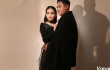 Romantis, Gaya Pemotretan Terbaru Putri Isnari dan Abdul Azis, Bikin Baper