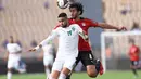 Penyerang Maroko Youssef En-Nesyri (kiri) berebut bola udara dengan bek Mesir Ahmed Hegazi selama pertandingan perempat final Piala Afrika (CAN) 2021 di Stade Ahmadou Ahidjo di Yaounde (30/1/2022). Mesir menang atas Maroko 2-1. (AFP/Kenzo Tribouillard)