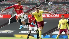 Striker Manchester United (MU) Mason Greenwood (kiri) beraksi pada laga Liga Inggris 2020/2021 melawan Burnley di Old Trafford, Minggu (18/4/2021). (AFP/Martin Rickett)