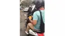 Malah nyantai ngupas mangga.. (Source: Twitter/@radiculatus)