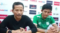 Pelatih PSMS Medan, Djadjang Nurdjaman (kiri). (Liputan6.com/Reza Efendi)