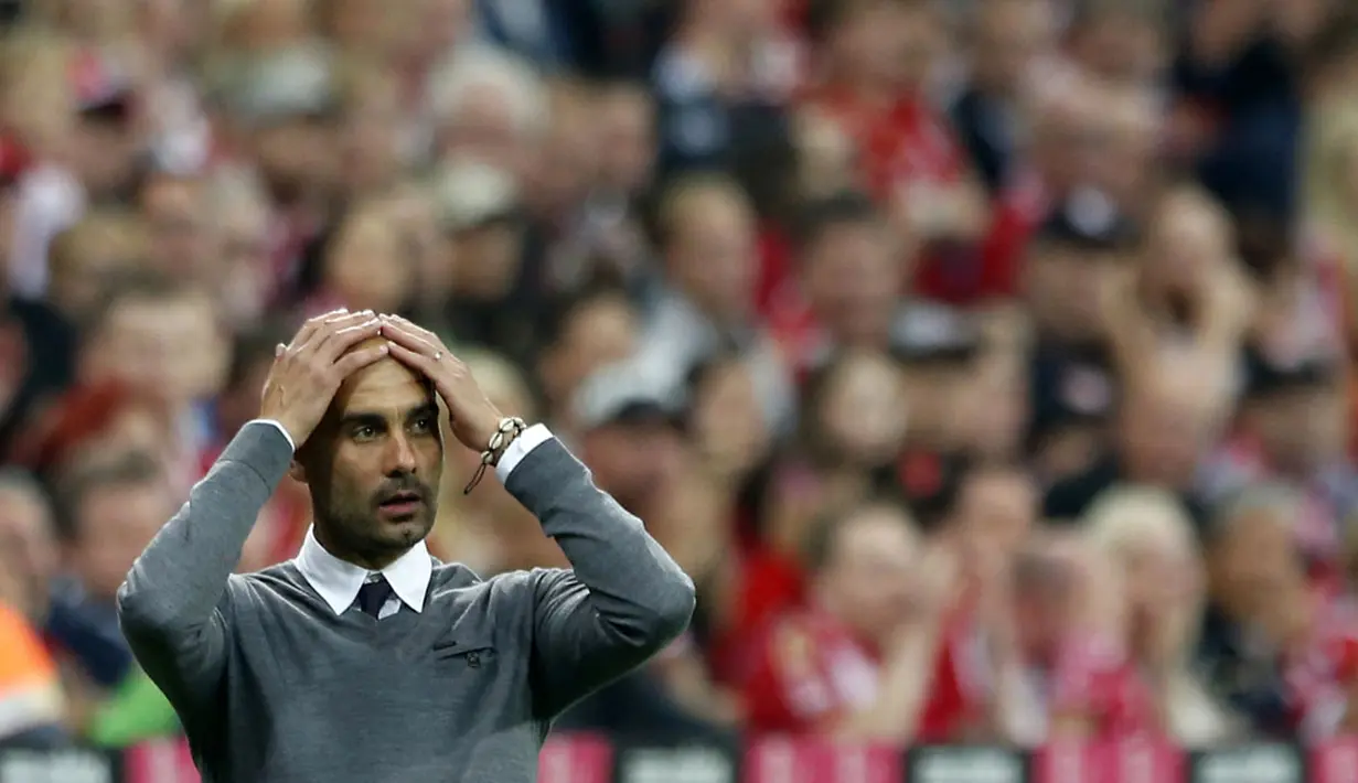 Reaksi pelatih Bayern Munich, Pep Guardiola, saat menyaksikan laga timnya melawan VfL Wolfsburg di Allianz Arena, (23/8/2014). (REUTERS/Michaela Rehle)