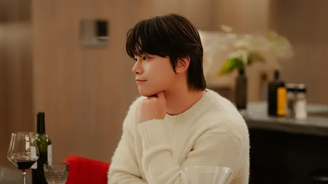 Cha Woo Min sebagai Lee Chan dalam drakor My Bias, My Boss. (dok tvN via Soompi)