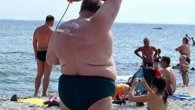 6 Potret Kocak Bukti Hal Aneh Bisa Terjadi di Pantai