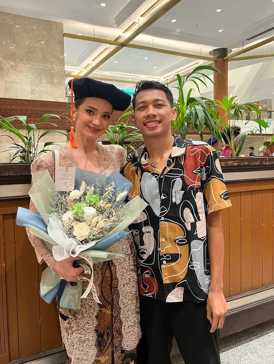 Menarik, karena penampilannya sungguh luar biasa ketika wisuda. Kebaya wisuda pilihan Enzy Storia jatub pada kebaya bersiluet kutubaru penuh bordir, berwarna cokelat muda. [Foto: Instagram/enzystoria]