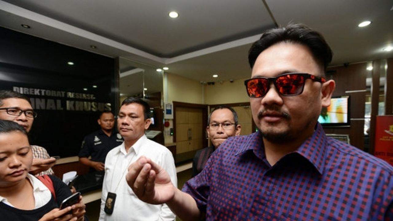 Gaya nyentrik Farhat Abbas serahkan diri ke Polda Metro Jaya