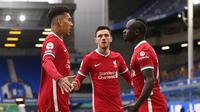 Pemain Liverpool, Sadio Mane (kanan), merayakan gol bersama rekan-rekannya pada laga melawan Everton di Liga Inggris, Sabtu (17/10/2020). (LAURENCE GRIFFITHS / POOL / AFP)