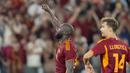Pemain AS Roma, Romelu Lukaku, merayakan gol bersama Diego Llorente saat melawan Empoli pada laga Liga Italia di Stadion Olimpico, Roma, Senin (18/9/2023). Ini menjadi gol perdana Lukaku bersama Serigala Ibu kota. (AP Photo/Alessandra Tarantino)