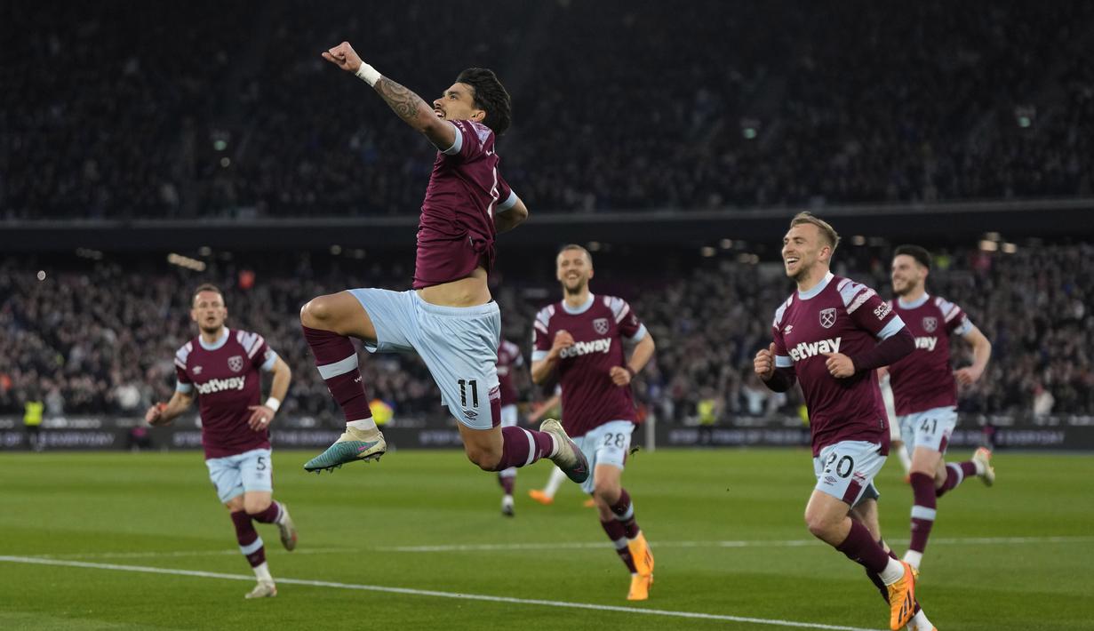 Pemain West Ham United, Lucas Paqueta, melakukan selebrasi setelah mencetak gol ke gawang Liverpool pada pekan ke-33 Liga Inggris 2022/2023, Kamis (27/4/2023). (AP Photo/Alastair Grant)