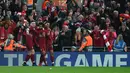 Para pemain Liverpool merayakan gol yang dicetak oleh Mohammad Salah ke gawang Napoli pada matchday keenam Grup C Liga Champions di Stadion Anfield, Selasa (11/12). Gol Salah mengantarkan Liverpool mengalahkan Napoli dengan skor 1-0. (Paul ELLIS / AFP)