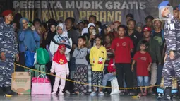 Sejumlah pemudik bersiap turun dari KRI Banda Aceh-593 setibanya di Dermaga Komando Lintas Laut Militer (Kolinlamil), Tanjung Priok, Jakarta, Senin (15/4/2024). (Liputan6.com/Herman Zakharia)