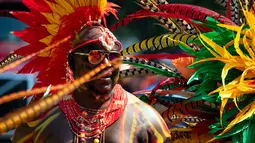 Seorang peserta mengenakan kostum saat berpartisipasi dalam Parade West Indian Day di distrik Brooklyn, New York, Senin (3/9).  Parade untuk memperingati budaya dan sejarah Karibia tersebut digelar rutin setiap tahun. (AP Photo/Craig Ruttle)