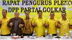 Ketua Umum Partai Golkar Airlangga Hartarto (ketiga kanan) didampingi Sekjen Lodewijk Paulus, Bendahara Umum Robert Kardinal, dan Ketua DPP Kahar Muzakir saling bergenggaman tangan saat rapat pleno DPP Partai Golkar di Kantor DPP Golkar, Slipi, Jakarta, Selasa (5/11/2019). (Liputan6.com/JohanTallo)