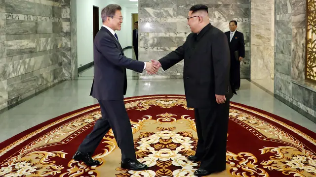 Gelar Pertemuan, Begini Momen Keakraban Kim Jong Un dan Presiden Korea Selatan
