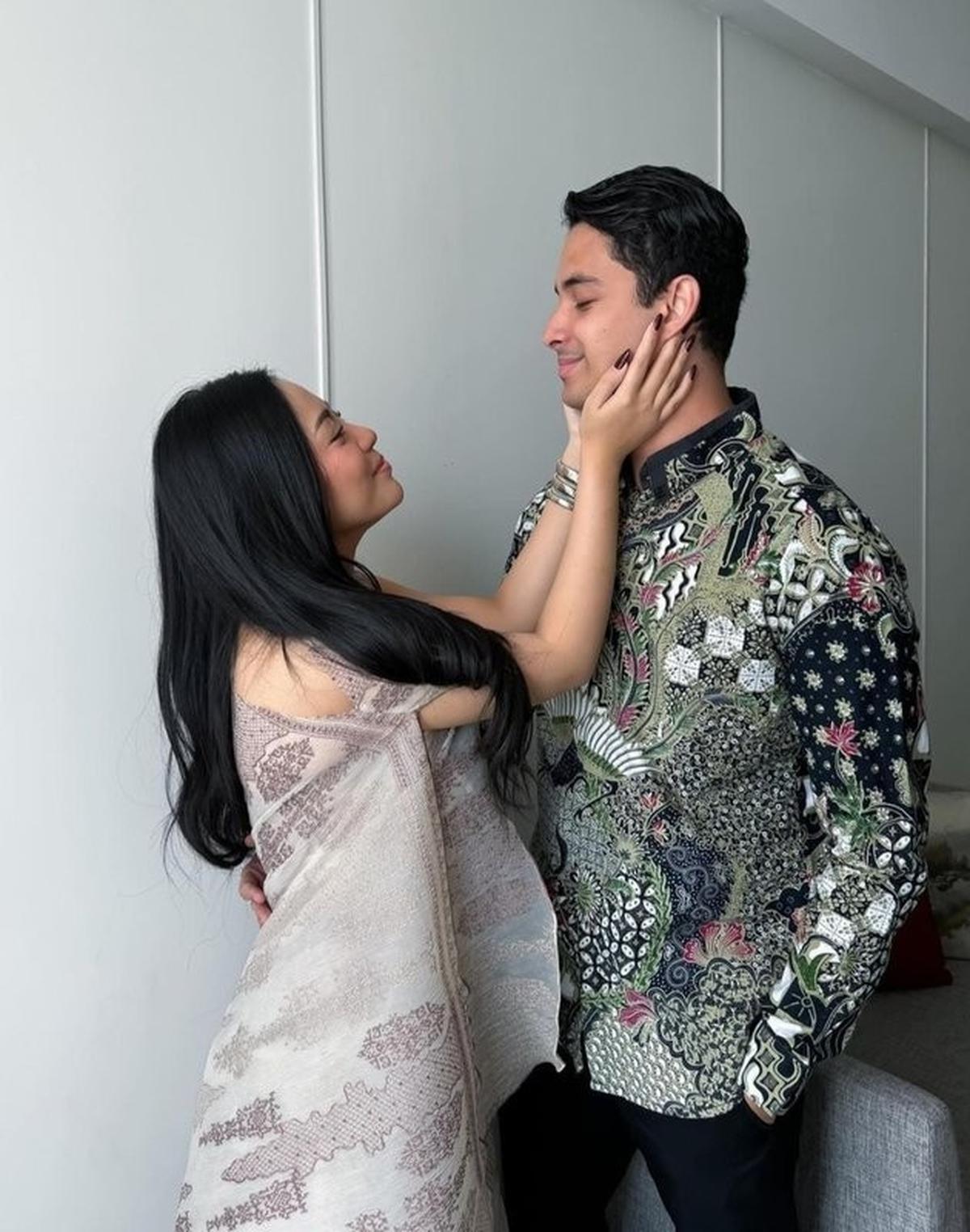 "Ya itu, Kata teman aku sih dia (Azizah Salsha) pernah ketemuan (dengan Salim Nauderer) di apartemennnya, aku nggak tahu kalau dia masih sewa apartemen dulu ya kak. Cuma katanya sih gitu," ujar Pratama Arhan, dilansir via akun instagram budepji.