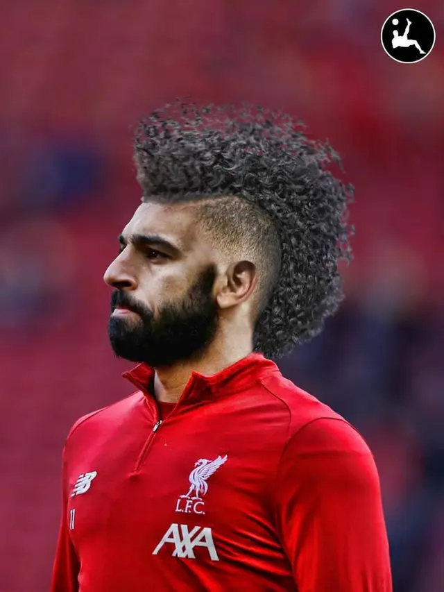 Foto Editan Pesepak Bola dengan Gaya Rambut Mohawk