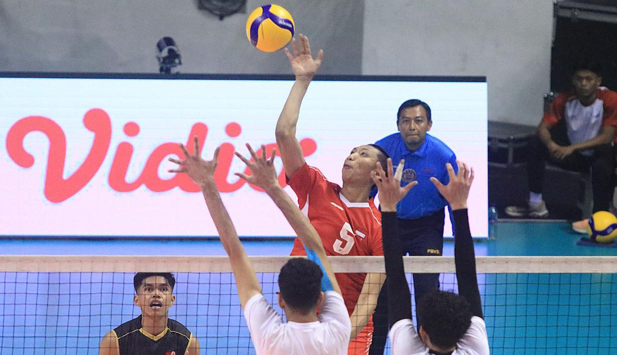 <p>Pemain Timnas Voli putra Indonesia U-20, Dawuda Alaihi Massalam (tengah) melepaskan spike yang berusaha dibendung dua pemain Arab Saudi, Rashad Abuelkhir (kanan) dan Ali J. pada laga Grup A Kejuaraan Bola Voli Asia Putra AVC U-20 2024 di Jawa Pos Arena, Surabaya, Rabu, 24 Juli 2024. (Dok. PBVSI)</p>