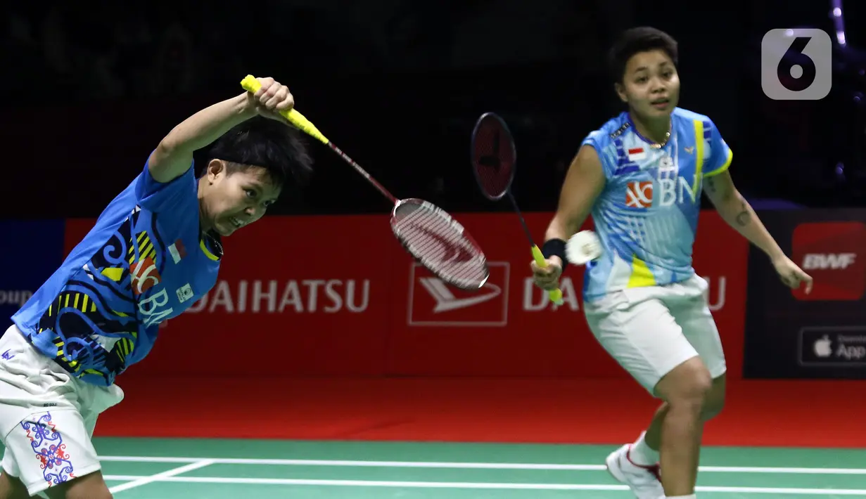 Pebulu tangkis ganda putri Indonesia, Apriyani Rahayu/Siti Fadia Silva Ramadhanti saat bertanding melawan Pearly Tan/ Thinaah Muralitharan (Malaysia) pada Semifinal Indonesia Masters 2022 di Istora Senayan, Jakarta, Sabtu (11/6/2022). Apriyani/Siti Fadia unggul dan melaju ke Final Indonesia Masters 2022. (Liputan6.com/Helmi Fithriansyah)