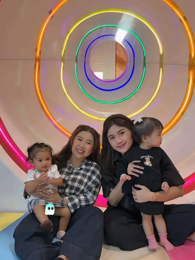 Tampilan Duo Mama Kiky Saputri dan Erina Gudono Temani Anak-Anak Playdate Saat Libur Lebaran