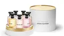 Memberikan parfum sebagai hadiah tidak pernah salah. Louis Vuitton menghadirkan satu set parfum andalannya yang terdiri dari tujuh kreasi. Masing-masing berisikan 10ml untuk kolektor parfum.