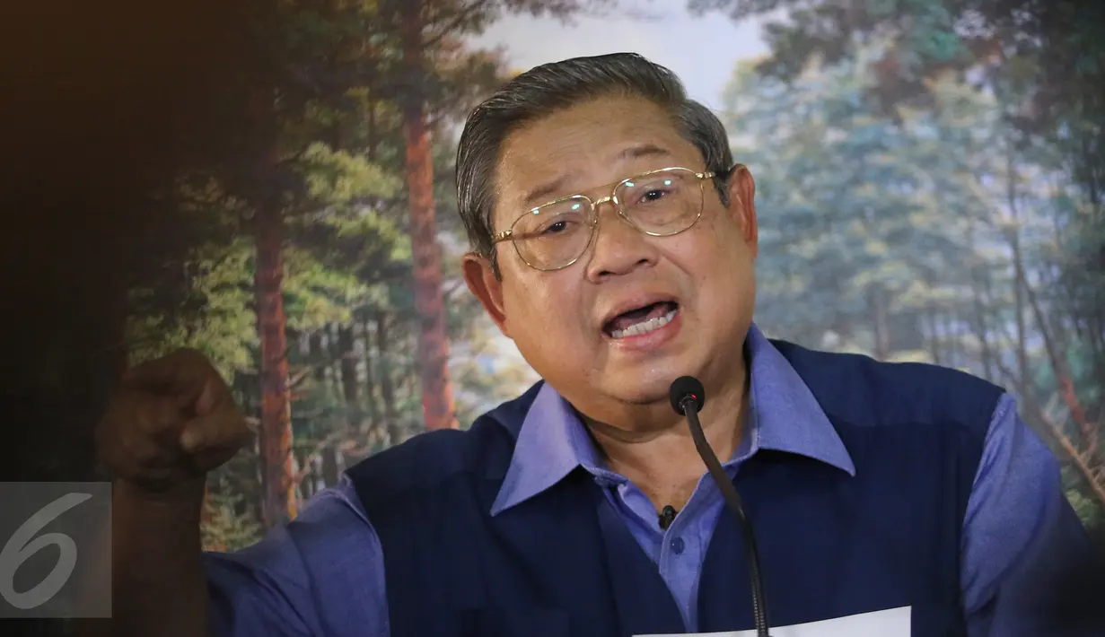 Ketua Umum Partai Demokrat Susilo Bambang Yudhoyono (SBY) menyikapi rencana demo 4 November, di Cikeas, Bogor, Rabu (2/11). SBY mengaku terus memantau perkembangan situasi politik jelang demonstrasi besar-besaran itu. (Liputan6.com/Herman Zakharia)