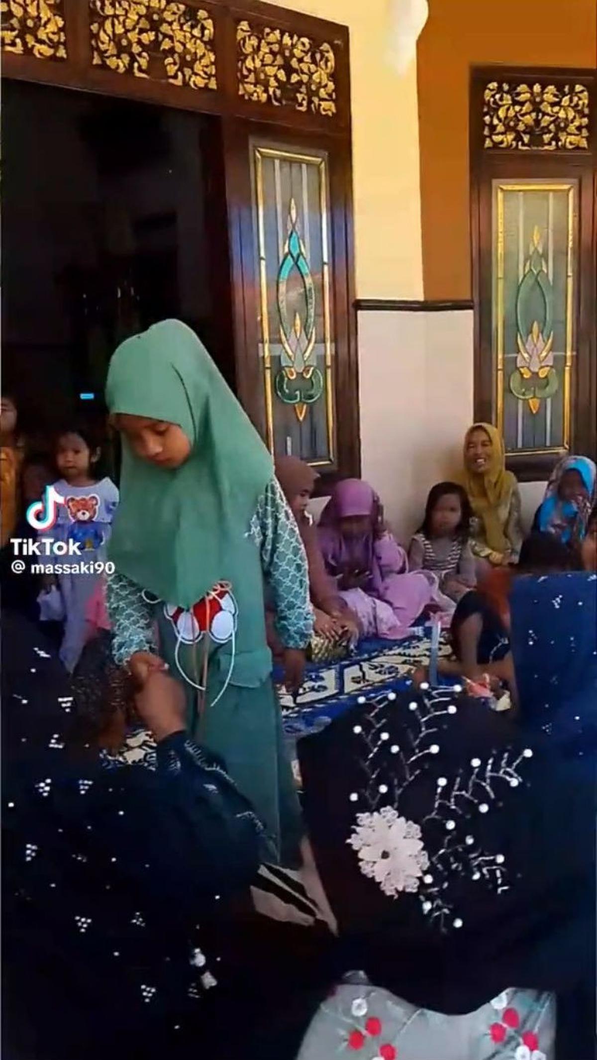 Inilah momen anak perempuan berusia 4 tahun yang tengah menyalami semua tamu yang datang di acara pertunangannya.