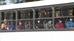 Penumpang memakai masker untuk mengekang penyebaran COVID-19 di dalam bus di Harare, Zimbabwe, Senin (29/11/2021). WHO telah mendesak negara-negara untuk tidak memberlakukan larangan terbang di negara-negara Afrika selatan karena kekhawatiran atas varian omicron baru . (AP Photo/Tsvangirayi Mukwazhi