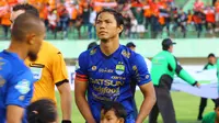 Bek Persib Bandung, Achmad Jufriyanto, kaget dengan keputusan wasit asal Australia Shaun Robert Evans yang menghentikan pertandingan melawan Persija Jakarta di Stadion Manahan, Solo, Jumat (3/11/2017). (Bola.com/Ronald Seger Prabowo)