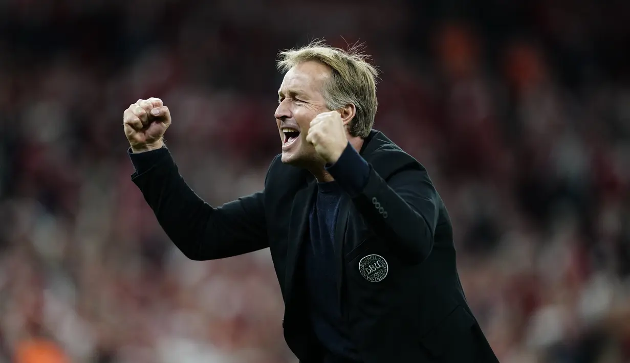 Pelatih Denmark, Kasper Hjulmand merayakan kemenangan timnya atas Israel pada pertandingan kualifikasi Grup F Piala Dunia FIFA Qatar 2022 di Kopenhagen (7/9/2021). Kemenangan ini membawa Denmark duduk di puncak klasemen dengan 18 poin. (Mads Claus Rasmussen/Ritzau Scanpix/AFP)