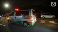 Mobil ambulans yang membawa jenazah laskar Front Pembela Islam (FPI) memasuki Jalan KS Tubun, Jakarta, Selasa (8/12/2020). Sebanyak 6 jenazah laskar FPI yang baku tembak di Jalan Tol Jakarta-Cikampek pada Senin (7/12) lalu diserahkan kepada pihak keluarga untuk disalatkan. (merdeka.com/Imam Buhori)