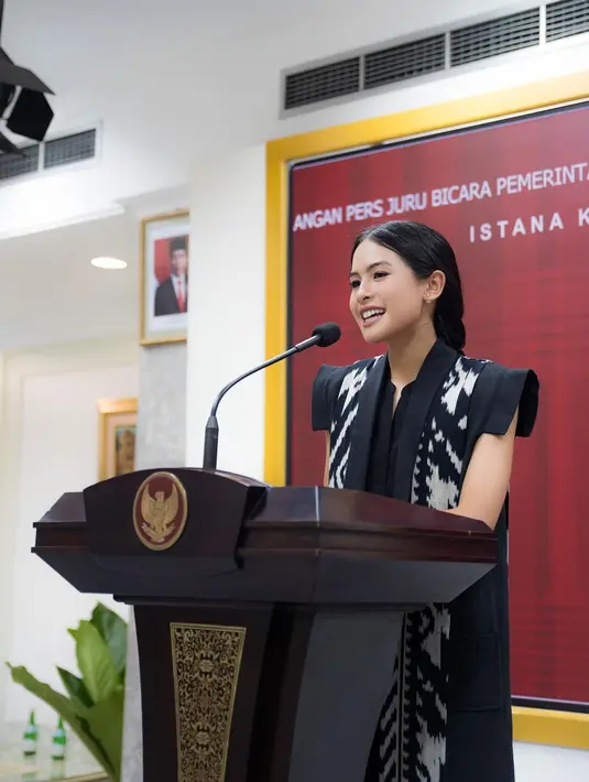 Bergaya monokromatik hitam dan putih dengan vest bersiluet modern bermotif tenun. [IG @maudyayunda]