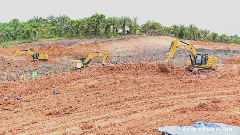 Menteri Perhubungan (Menhub) Budi Karya Sumadi mengecek kemajuan pembangunan Bandara Nusantara di Ibu Kota Nusantara (IKN), pada Rabu (24/1/2024). (Dok Kemenhub)