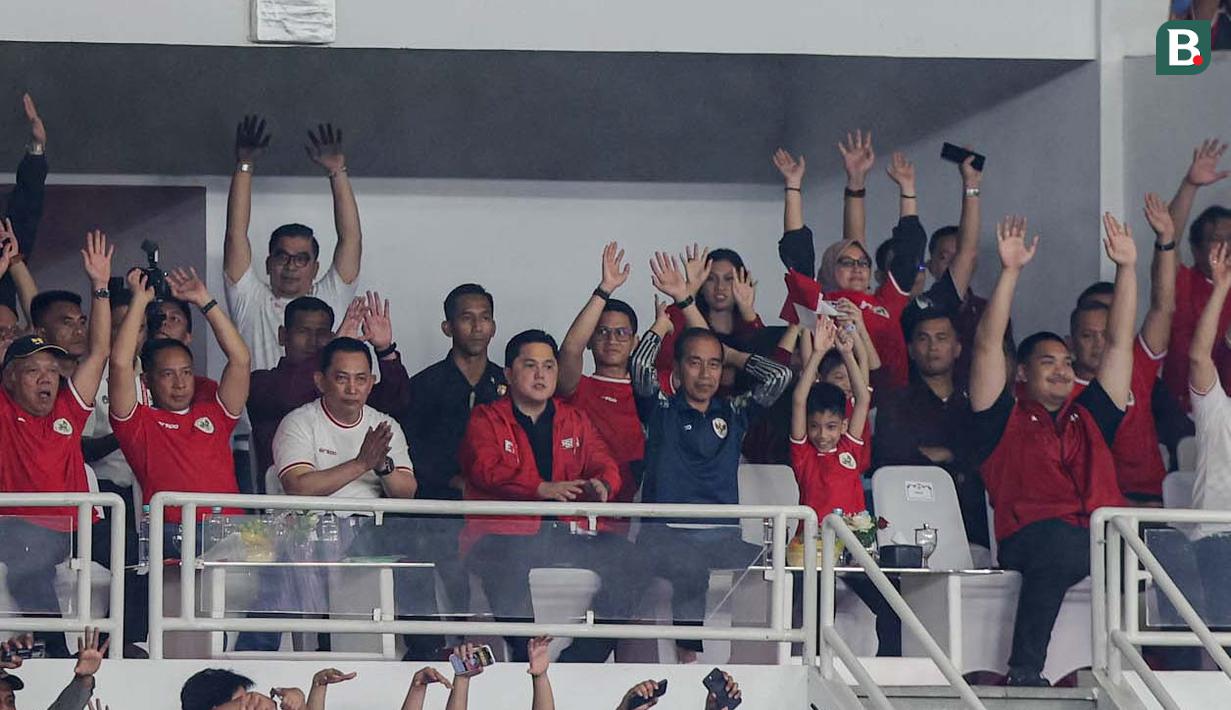 Presiden RI, Joko Widodo, menyaksikan pertandingan Timnas Indonesia melawan Australia pada laga kedua Grup C Kualifikasi Piala Dunia 2026 Zona Asia di Stadion Utama Gelora Bung Karno (SUGBK), Jakarta Pusat, pada Selasa (10/9/2024). (Bola.com/Bagaskara Lazuardi)