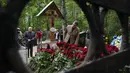 Yevgeny Prigozhin telah dimakamkan di St Petersburg dengan sebuah salib kayu ditancap di kuburannya. (AP Photo/Dmitri Lovetsky)