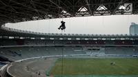 Suasana pembangunan Stadion Utama Gelora Bung Karno di Senayan, Jakarta, Selasa (23/5). Kementerian PUPR menargetkan pembangunan infrastruktur dan rehabilitasi kawasan Gelora Bung Karno dapat selesai pada Oktober 2017. (Liputan6.com/Gempur M. Surya)