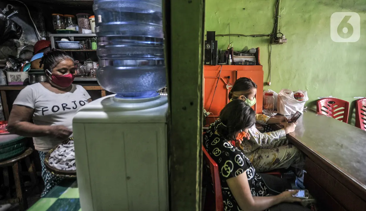 Aktivitas pekerja (non ART) di kantor Yayasan Mekar Jaya, Kawasan Bungur, Senen, Jakarta, Selasa (11/5/2021). Pandemi Covid-19 yang berkepanjangan melanda Indonesia menyebabkan jasa penyalur Infal yang biasa ramai di kala menjelang Lebaran kini mendadak sepi. (merdeka.com/Iqbal S Nugroho)