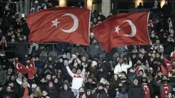 Para suporter Turki mengibarkan bendera Turki sebelum dimulainya laga uji coba internasional antara Timnas Jerman menghadapi Timnas Turki di Olympiastadion, Berlin, Minggu (19/11/2023) dini hari WIB. (AP Photo/Markus Schreiber)