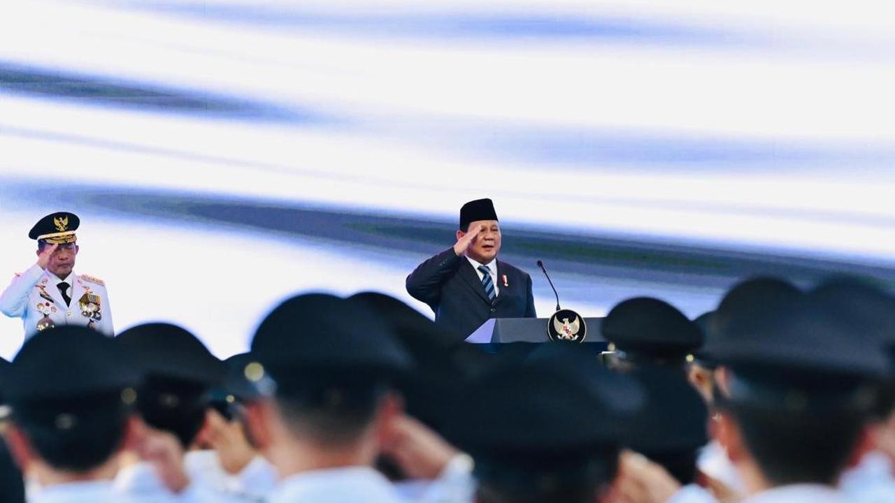 VIDEO: Langkah Prabowo Terhenti Salami Emil & Arumi Bachsin, Berbincang Hangat Usai Pelantikan di Istana