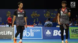 Ganda Putra Indonesia, M Ahsan/Rian Agung Saputro berjalan lemas saat laga melawan K Kedren/D Puavaranukroh (Thailand) di babak pertama Indonesia Open 2017, Jakarta, Rabu (14/6). M Ahsan/Rian kalah 21-19 17-21 21-18. (Liputan6.com/Helmi Fithriansyah)