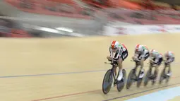 Tim Swisssedang beraksi di nomor Team Pursuit Putra Kejuaraan Eropa Balap Sepeda Trek 2015 di Grenchen, Swiss, (15/10/2015). (EPA/Anthony Anex)