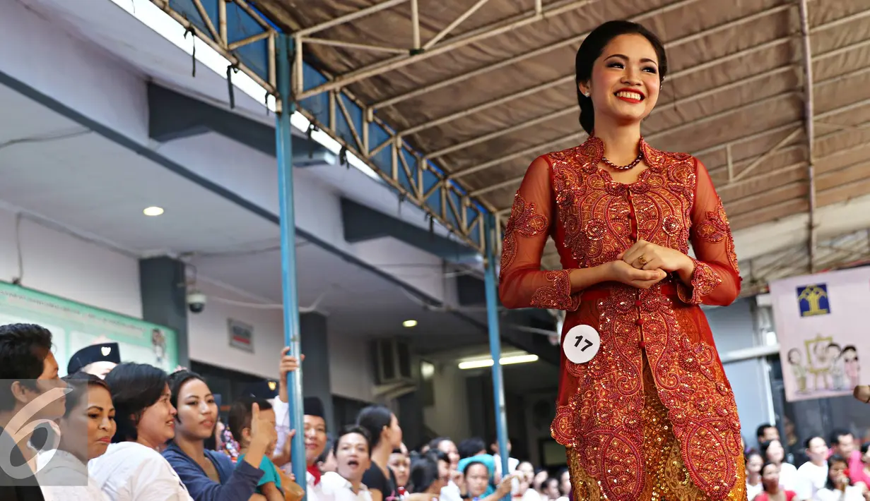 Senyum manis narapidana saat mengikuti lomba kebaya fashion show di Rutan Pondok Bambu, Jakarta Timur, Kamis (21/4). Lomba diadakan dalam rangka memperingati Hari Kartini. (Liputan6.com/Immanuel Antonius)