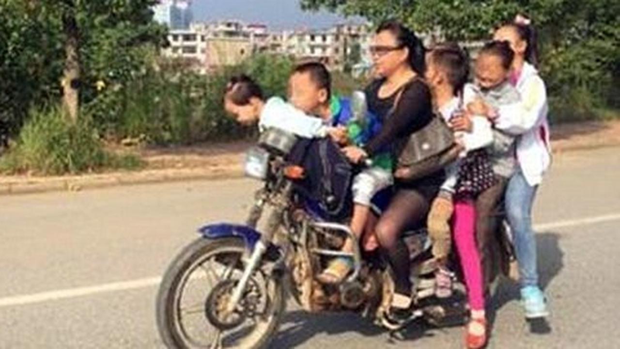 Tujuh anggota keluarga ini naik satu sepeda motor