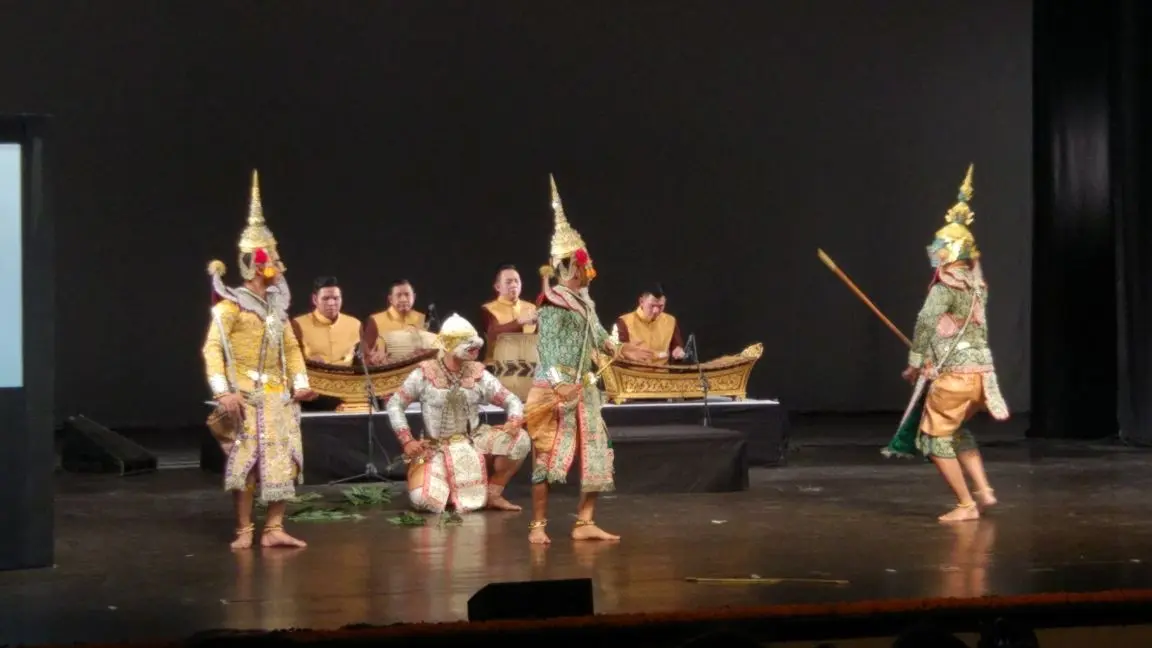 Adegan Pra Ram saat bertarung dengan Thotsakan dalam Ramakien yang diadakan di Kamani Auditorium, New Delhi (20/1/2018). (Liputan6.com/Citra Dewi)