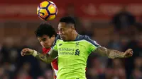 Duel antara pemain Liverpool, Nathaniel Clyne, dan pemain Middlesbrough, Fabio, dalam lanjutan Premier League di Stadion Riverside, Middlesbrough, Rabu (14/12/2016) waktu setempat. (Action Images via Reuters/Ed Sykes)