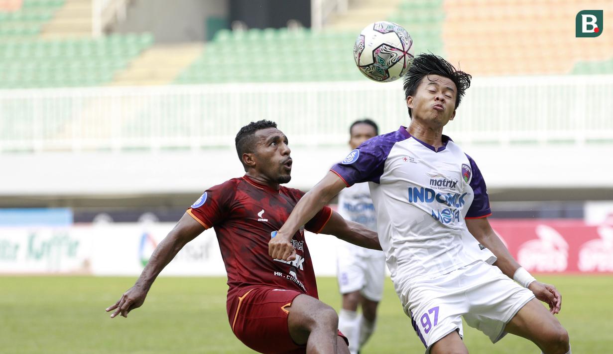 Pemain Persita Tangerang, Edo Febriansyah, duel udara dengan pemain Borneo FC, Terens Puhiri pada laga BRI Liga 1 di Stadion Pakansari, Bogor, Sabtu (10/2/2021). (Bola.com/M Iqbal Ichsan)