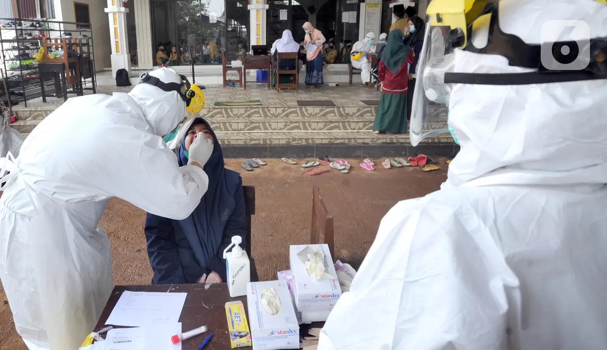 Santri melakukan swab test di Pondok Pesantren Baitul Hikmah, Bojongsari, Depok, Jawa Barat, Kamis (12/11/2020). Swab test massal dilakukan menyusul ditemukannya paparan COVID-19 terhadap seorang santri dan untuk memutus mata rantai penyebaran. (merdeka.com/Arie Basuki)