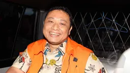 Direktur PT Bursa Berjangka Jakarta (BBJ) Bihar Sakti Wibowo memasuki bus tahanan yang telah menunggunya usai menjalani pemeriksaan, Jakarta, Selasa (28/4/2015). Bihar tersenyum usai menjalani pemeriksaan.(Liputan6.com/Helmi Afandi)